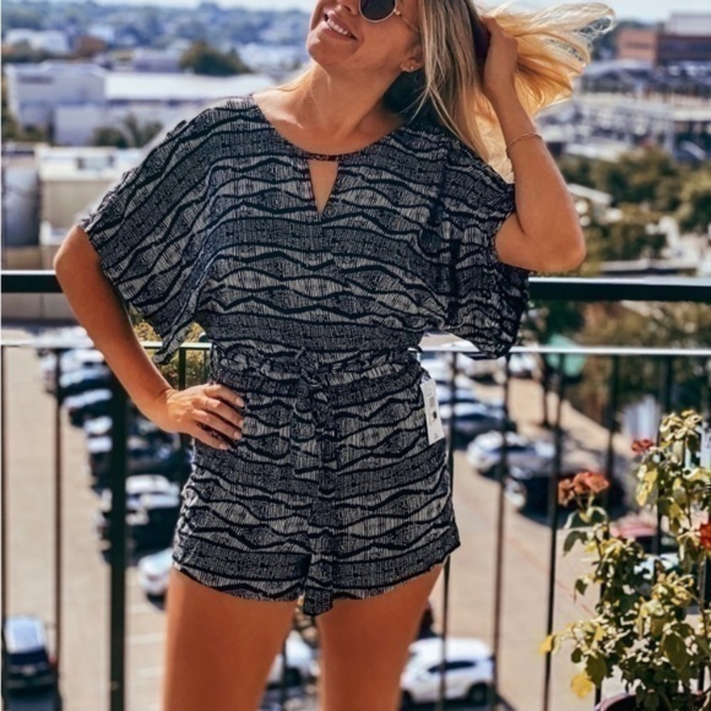 Rip curl Short Sleeve Keyhole Romper Size Small NWT .